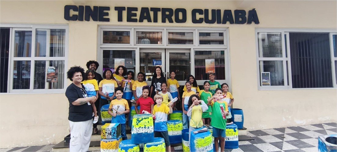 Crianças da 1ª Orquestra de Sucata conhecem palco do Cine Teatro Cuiabá antes do espetáculo de estreia
