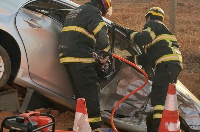 Bombeiros socorrem vítima de capotamento na BR-163, em Lucas do Rio Verde