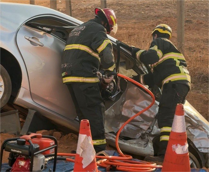 Bombeiros socorrem vítima de capotamento na BR-163, em Lucas do Rio Verde