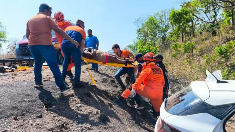Defesa Civil e Corpo de Bombeiros atendem vítimas após carro cair em ribanceira na BR-070