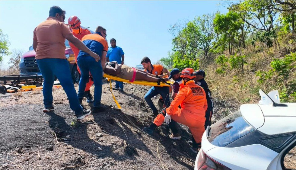 Defesa Civil e Corpo de Bombeiros atendem vítimas após carro cair em ribanceira na BR-070