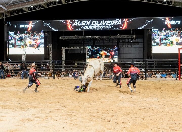 O homem que corre em direção ao perigo para salvar vidas na arena