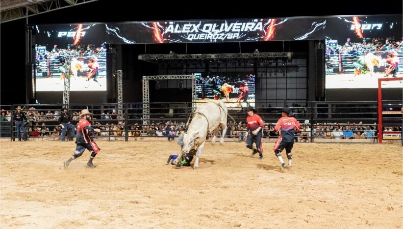 O homem que corre em direção ao perigo para salvar vidas na arena