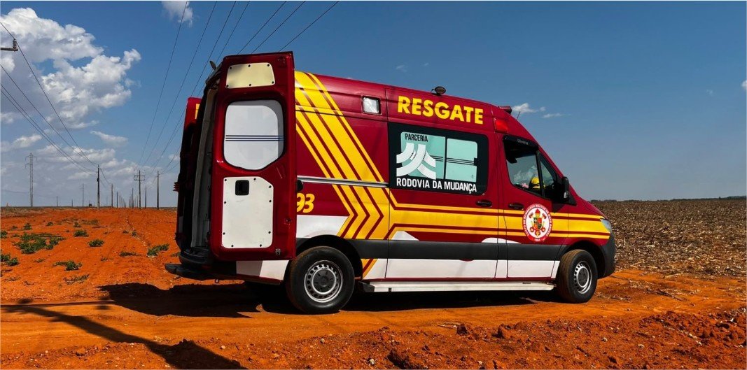 Corpo de Bombeiros socorre mulher após capotamento de carro em rodovia em Lucas do Rio Verde