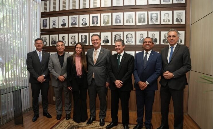 Fávaro é homenageado por ministro e passa a integrar galeria no MAPA