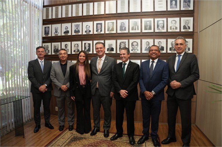 Fávaro é homenageado por ministro e passa a integrar galeria no MAPA