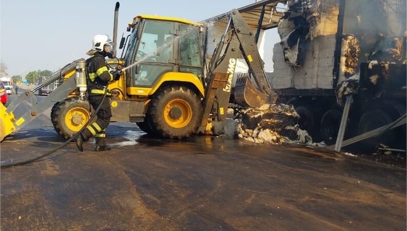 Bombeiros extinguem incêndio em carretas na rodovia BR-364