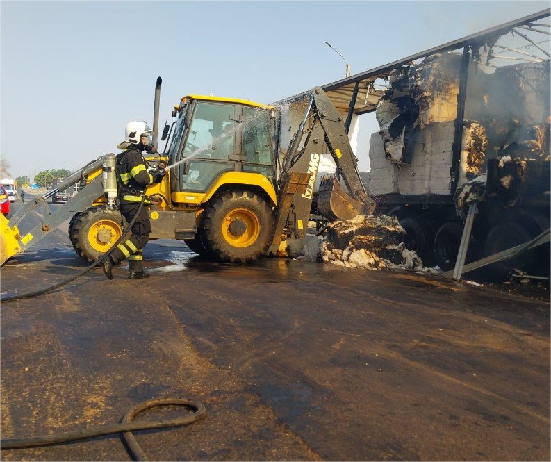 Bombeiros extinguem incêndio em carretas na rodovia BR-364