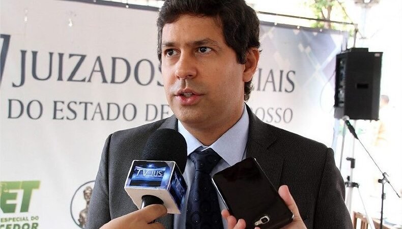 Juiz nega liminar e mantém reportagem sobre professor que ficou pelado em reunião da UFMT