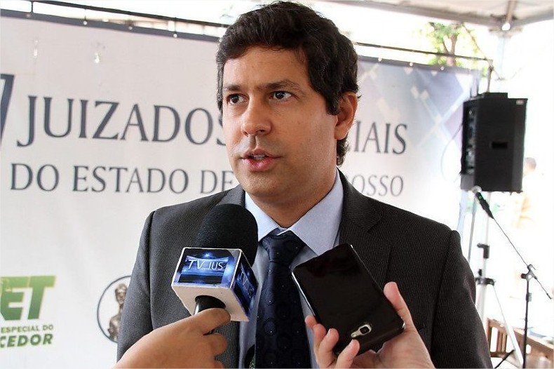 Juiz nega liminar e mantém reportagem sobre professor que ficou pelado em reunião da UFMT