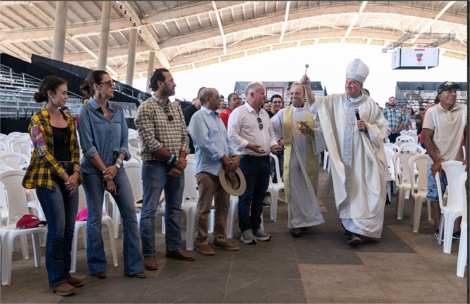 Missa campal reúne caminhoneiros e marca momento de fé no Mato Grosso AgroFestival