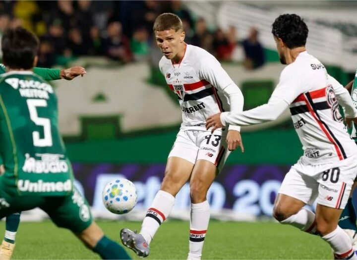 Fora, São Paulo perde para a Chapecoense e amplia jejum no Brasileirão