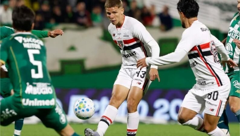 Fora, São Paulo perde para a Chapecoense e amplia jejum no Brasileirão