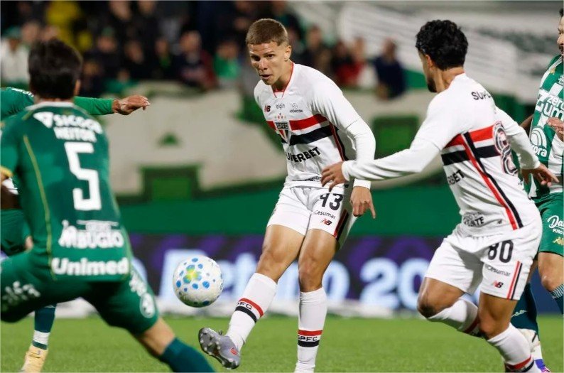 Fora, São Paulo perde para a Chapecoense e amplia jejum no Brasileirão