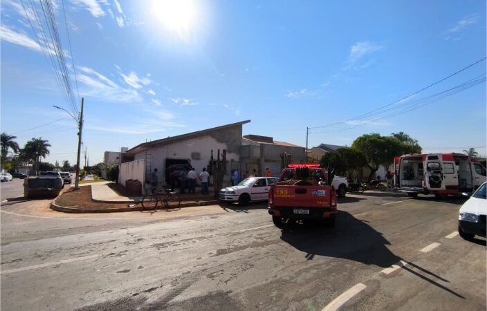 Bombeiros socorrem duas pessoas após colisão de veículos em Campo Verde