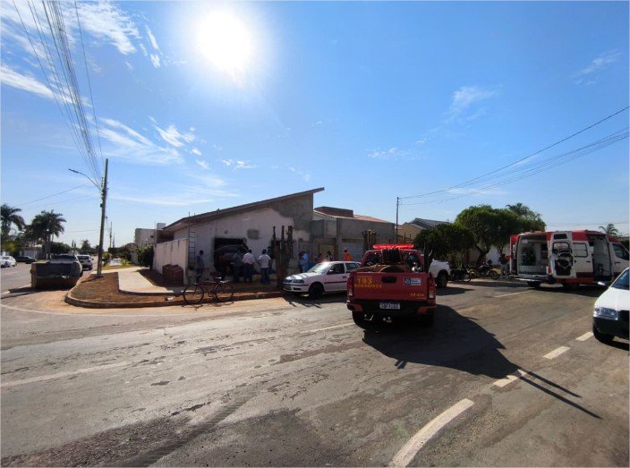 Bombeiros socorrem duas pessoas após colisão de veículos em Campo Verde