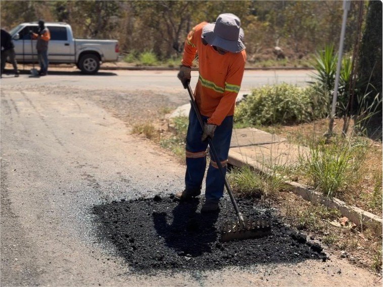 Bairros são contemplados com tapa-buracos e redutor de velocidade após pedidos de Paula Calil