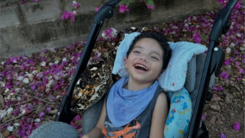 Com doença rara, menino precisa de tratamento de R$ 2 mi e família pede ajuda