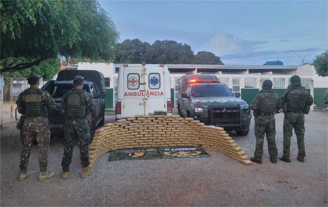 Gefron apreende 216 tabletes de skunk avaliados em R$ 648 mil em ambulância