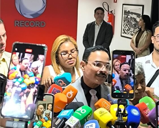Laudicério chora em debate ao relatar que mãe perdeu a visão à espera de cirurgia na rede pública