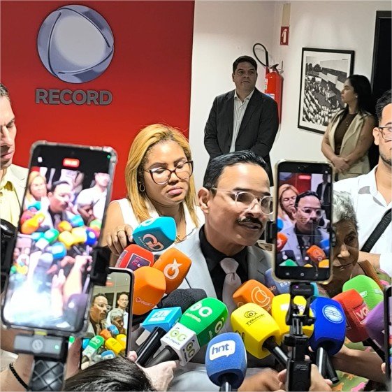 Laudicério chora em debate ao relatar que mãe perdeu a visão à espera de cirurgia na rede pública