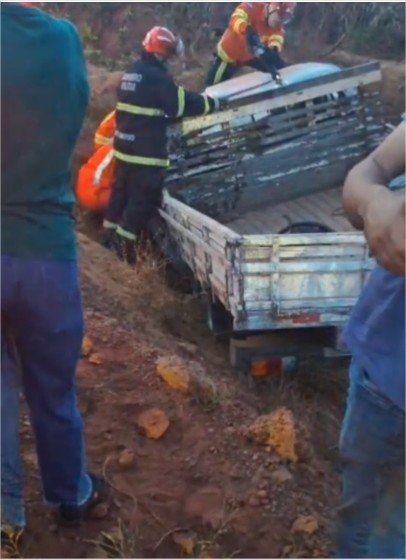 Corpo de Bombeiros socorre vítima presa às ferragens em acidente de trânsito