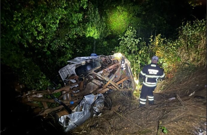 Colisão entre caminhões deixa motorista ferido em estrada rural de Lucas do Rio Verde