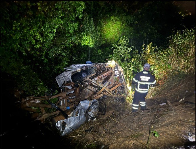 Colisão entre caminhões deixa motorista ferido em estrada rural de Lucas do Rio Verde