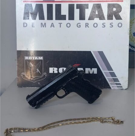 Rotam prende dois homens e apreende armas de fogo após assalto em farmácia