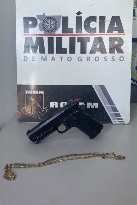 Rotam prende dois homens e apreende armas de fogo após assalto em farmácia