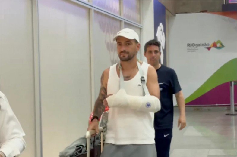 Arrascaeta chega ao RJ após lesão; cirurgia é nesta quinta
