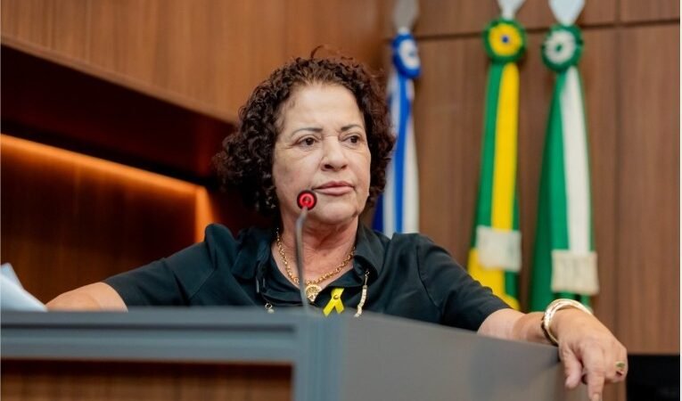 Baixinha questiona falta de pediatras para crianças do Pedra 90
