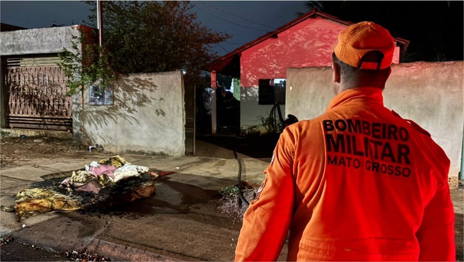 Bombeiros controlam incêndio em casa em Rondonópolis