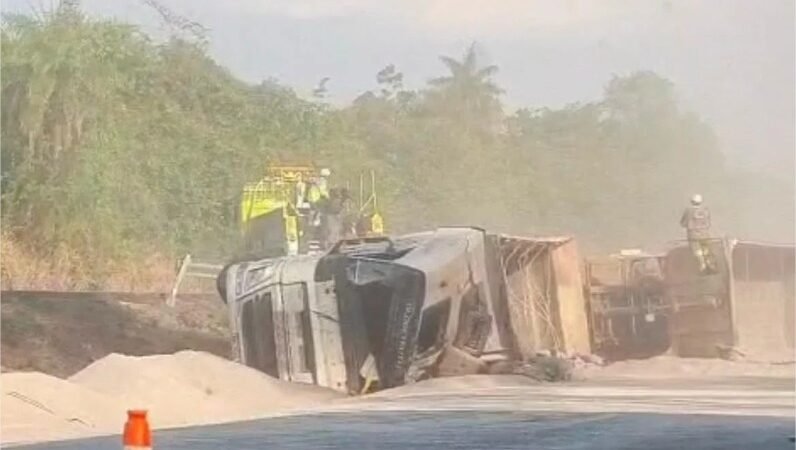 Carreta carregada com adubo tomba na BR-163 e deixa motorista em estado grave em Nova Mutum