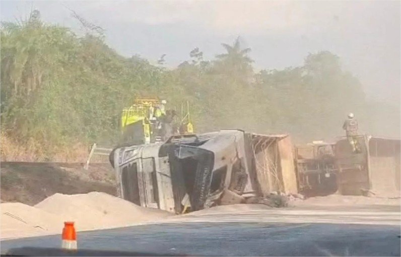 Carreta carregada com adubo tomba na BR-163 e deixa motorista em estado grave em Nova Mutum
