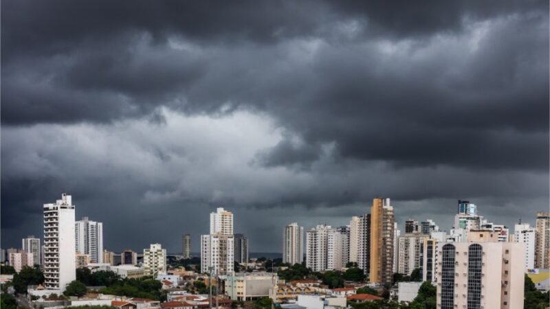 Prefeitura reforça equipes para limpeza de bocas de lobo após chuva e pontos de alagamento em Cuiabá