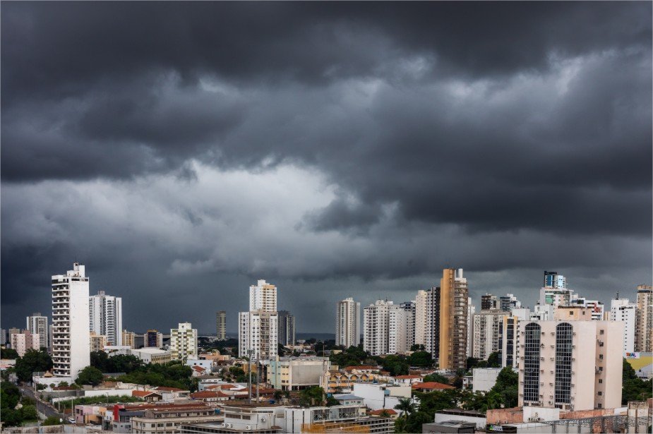 Prefeitura reforça equipes para limpeza de bocas de lobo após chuva e pontos de alagamento em Cuiabá