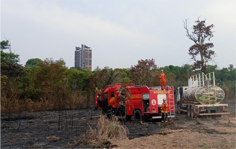 Corpo de Bombeiros extingue incêndio na Trilha da Bica