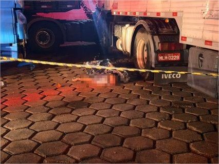 Caminhoneiro morre prensado entre carretas ao tentar evitar colisão em pátio de posto