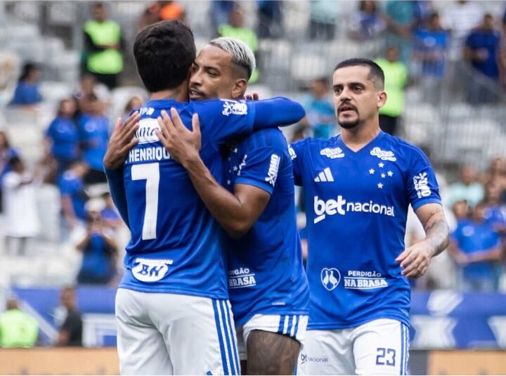 Cruzeiro vence Athletico-PR e segue na briga pelo G4