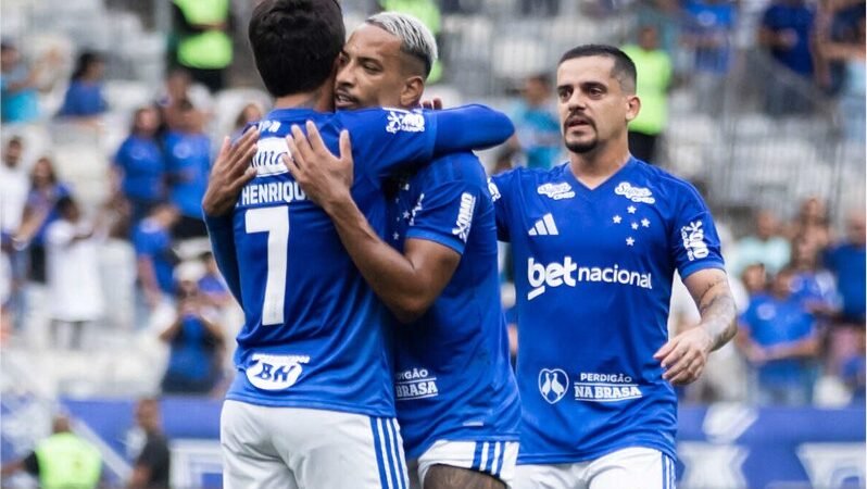 Cruzeiro vence Athletico-PR e segue na briga pelo G4