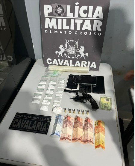 PM prende dois faccionados e apreende armas e porções de cocaína em Nova Mutum