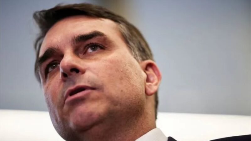Flávio vê “ato de desespero” em Bolsa Família e diz que medida é ilegal