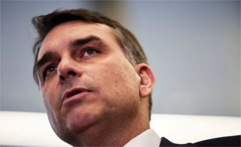 Flávio vê “ato de desespero” em Bolsa Família e diz que medida é ilegal