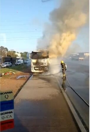Bombeiros controlam incêndio em uma carreta de algodão em Cuiabá