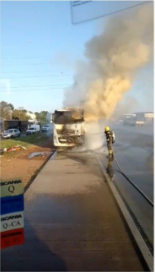 Bombeiros controlam incêndio em uma carreta de algodão em Cuiabá