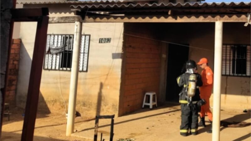 Bombeiros combatem incêndio em residência