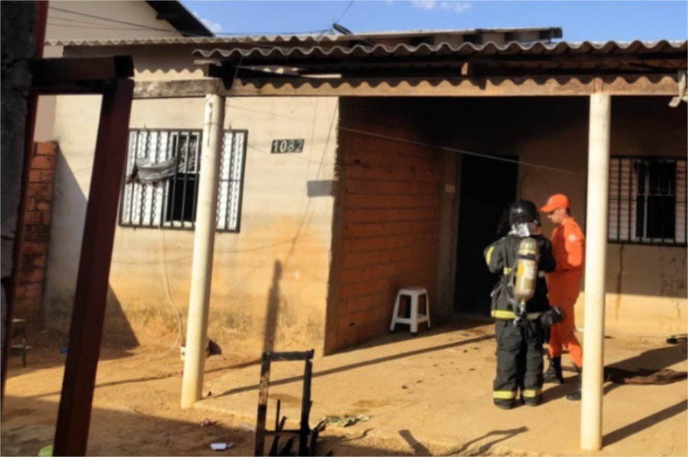 Bombeiros combatem incêndio em residência