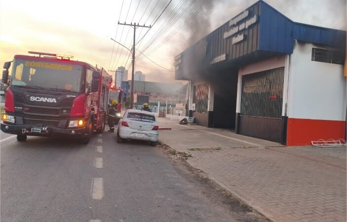 Bombeiros controlam incêndio em uma oficina mecânica em Sinop