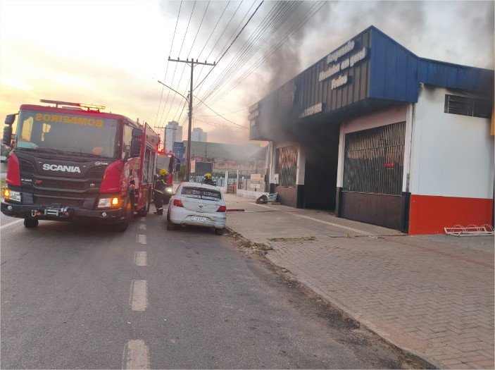 Bombeiros controlam incêndio em uma oficina mecânica em Sinop